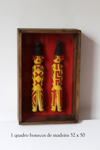 Quadro com bonecos de madeira - Etnia: Karajá - MT